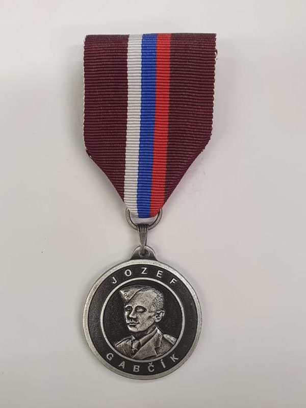 Strieborná Pamätná medaila generála Jozefa Gabčíka Klubu vojenských výsadkárov SR udelená SLZ 2